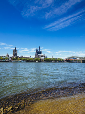 Deutschland, Köln, Blick auf die Stadt mit Kölner Dom und Rhein im Vordergrund, lizenzfreies Stockfoto