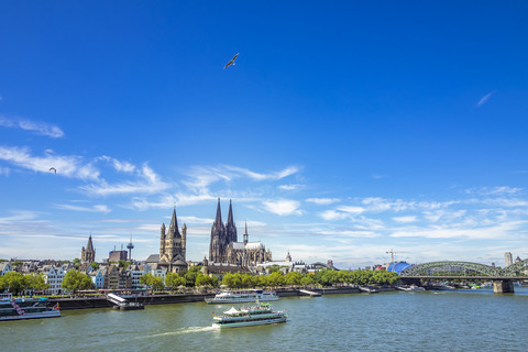 Deutschland, Köln, Blick auf die Skyline mit dem Rhein im Vordergrund, lizenzfreies Stockfoto