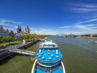 Deutschland, Köln, Panoramablick mit Ausflugsschiff auf dem Rhein im Vordergund - KRPF01833