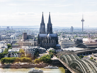 Deutschland, Köln, Blick auf die Stadt mit Hohenzollernbrücke und Rhein im Vordergrund von oben - KRPF01839