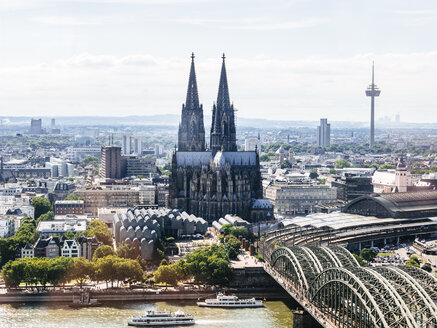 Deutschland, Köln, Blick auf die Stadt mit Hohenzollernbrücke und Rhein im Vordergrund von oben - KRPF01839