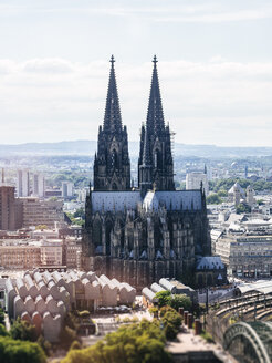 Deutschland, Köln, Blick auf den Kölner Dom und das Museum Ludwig von oben - KRPF01840