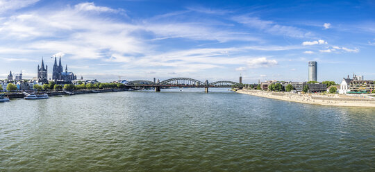 Deutschland, Köln, Panoramablick mit Hohenzollernbrücke und Rhein im Vordergrund - KRPF01841