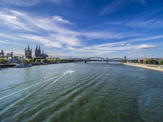 Deutschland, Köln, Blick auf die Stadt mit Hohenzollernbrücke und Rhein im Vordergrund - KRPF01842