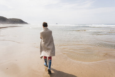 Mature woman walking on the beach - UUF08562