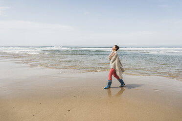 Mature woman walking on the beach - UUF08565