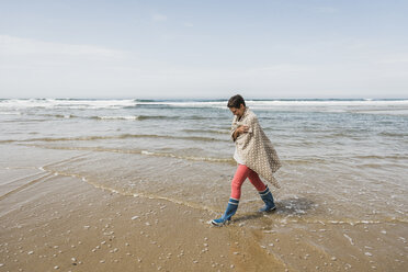 Mature woman walking on the beach - UUF08566