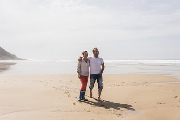 Älteres Paar beim Spaziergang am Strand - UUF08579