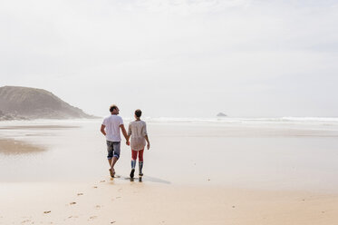 Älteres Paar beim Spaziergang am Strand - UUF08580