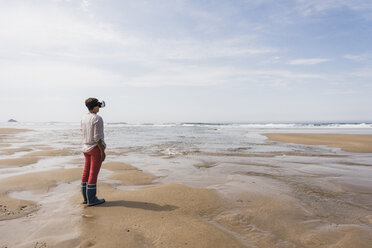 Reife Frau steht am Strand und trägt eine VR-Brille - UUF08586