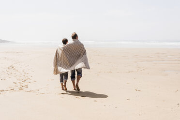 Älteres Paar beim Spaziergang am Strand - UUF08595