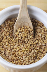 Sesame seeds in a bowl with wooden spoon, close-up - RTBF00375