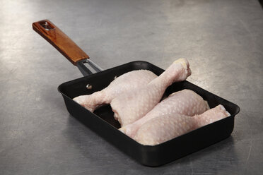 Raw chicken drums in frying pan - SCF00447