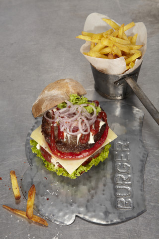 Saftiger Cheeseburger mit Pommes frites, lizenzfreies Stockfoto