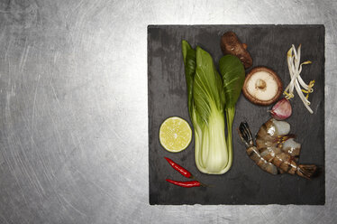 Zutaten für Garnelen-Burger nach asiatischer Art mit Pak Choi, Sojasprossen, Pilzen, Knoblauch, Chili und Limette - SCF00475
