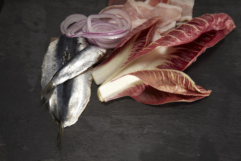 Rohe Sardine, Radicchio, Speck und Zwiebelringe, lizenzfreies Stockfoto