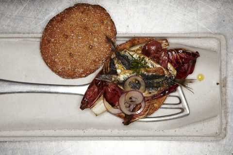 Burger nach italienischer Art mit Sardinen, Speck und Radicchio, lizenzfreies Stockfoto