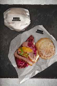 Homemade burger with duck breast, red cabbage, radicchio and oranges - SCF00505