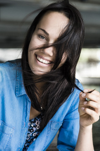 Porträt einer lächelnden jungen Frau mit braunem Haar, lizenzfreies Stockfoto