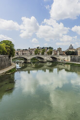 Italien, Rom, Blick auf die Stadt mit der Kuppel des Petersdoms und dem Fluss Tiber im Vordergrund - THAF01727