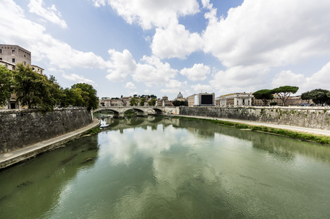 Italien, Rom, Blick auf die Stadt mit dem Fluss Tiber im Vordergrund, lizenzfreies Stockfoto