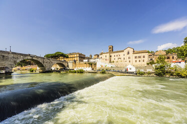 Italien, Rom, Blick auf Ponte Cestio über den Tiber und die Tiberinsel - THAF01732