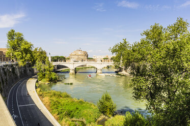 Italien, Rom, Engelsburg mit Ponte Vittorio Emmanuele und Tiber im Vordergrund - THA01734