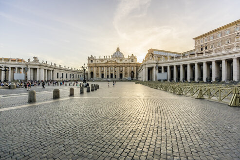 Italien, Rom, Blick auf den Petersdom und den Petersplatz im Vatikan - THAF01735