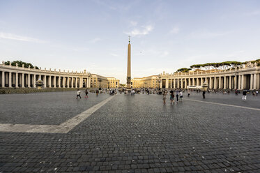 Italien, Rom, Blick auf den Petersplatz mit Obelisk im Vatikan - THAF01736