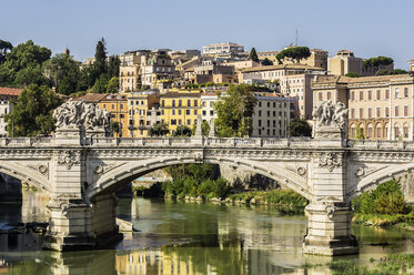 Italien, Rom, Blick auf die Stadt mit dem Fluss Tiber im Vordergrund - THAF01740
