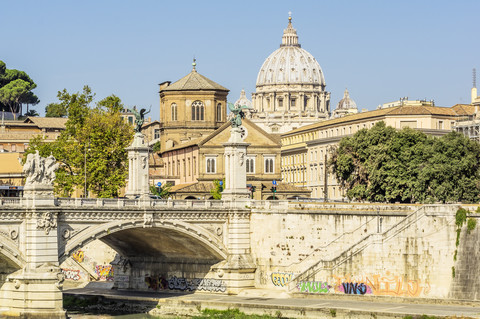 Italien, Rom, Blick auf die Stadt mit Kuppel des Petersdoms, lizenzfreies Stockfoto
