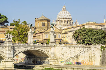 Italien, Rom, Blick auf die Stadt mit Kuppel des Petersdoms - THAF01741