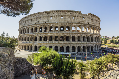 Italien, Rom, Kolosseum und Touristen, lizenzfreies Stockfoto