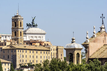 Italien, Rom, Stadtansicht mit Teil des Monumento a Vittorio Emanuele II von hinten - THAF01750