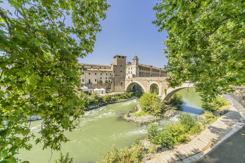 Italien, Rom, Blick auf San Bartolomeo all'Isola auf der Tiberinsel - THAF01753