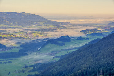 Deutschland, Bayern, Allageu, Blick vom Schattenberg ins Illertal - WGF00960