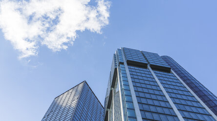 Deutschland, Frankfurt, moderne Wolkenkratzer im Finanzviertel - MAB00404