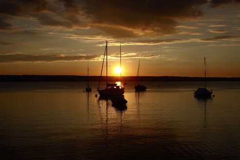 Deutschland, Bayern, Segelboote bei Sonnenuntergang auf dem Ammersee - JTF00775