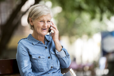 Porträt einer älteren Frau am Telefon - HAPF00909