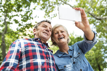 Älteres Paar macht Selfie mit Smartphone - HAPF00911