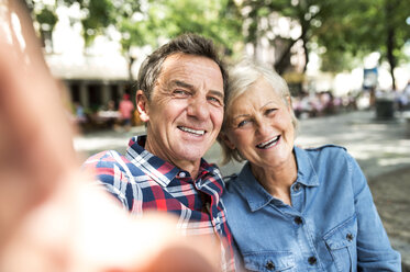 Älteres Paar macht Selfie mit Smartphone - HAPF00914