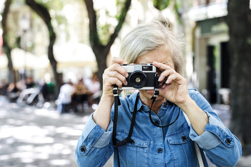 Ältere Frau fotografiert mit Kamera - HAPF00941