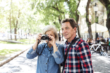 Senior couple with camera - HAPF00943