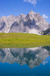 Deutschland, Bayern, Allgäu, Allgäuer Alpen, Oytal, Eissee, Großer Wilder Berg im Hintergrund - WGF00961