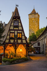 Deutschland, Rothenburg ob der Tauber, Blick auf Gerlachschmiede und Roeder-Turm im Hintergrund - WGF00965