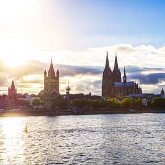 Deutschland, Köln, Blick auf Groß Sankt Martin und den Kölner Dom, in der Abenddämmerung - KRPF01843