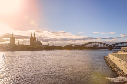 Deutschland, Köln, Blick auf die Stadt mit dem Rhein im Vordergrund in der Abenddämmerung - KRPF01844