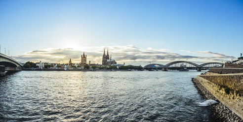 Deutschland, Köln, Blick auf die Stadt mit dem Rhein im Vordergrund - KRPF01845