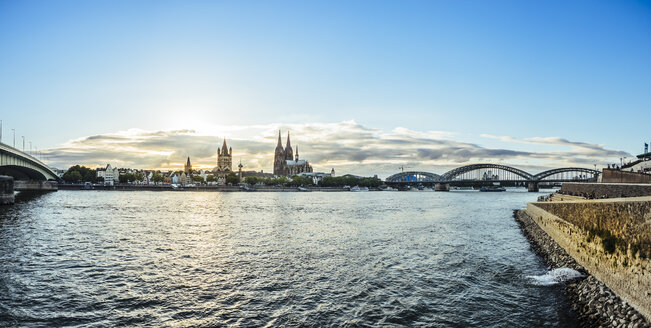 Deutschland, Köln, Blick auf die Stadt mit dem Rhein im Vordergrund - KRPF01845