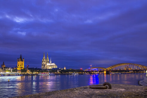 Deutschland, Köln, Blick auf die Stadt und die Hohenzollernbrücke mit dem Rhein im Vordergund - KRPF01846